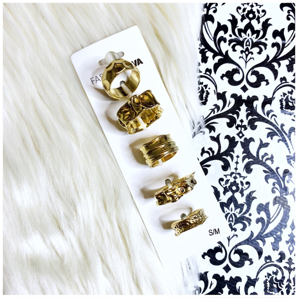 NWT Fashion Nova : size : S/M : 5 gold-tone textured assorted matching ring set